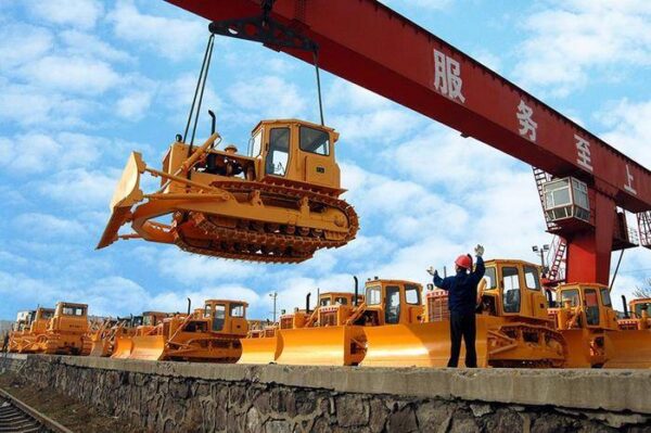 HBXG SD7 bulldozers being lifted in preparation for export