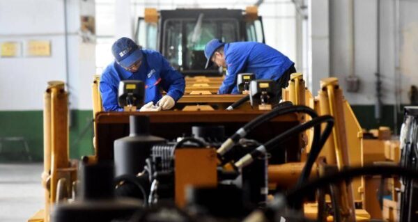 HBXG workers servicing bulldozers before export